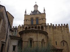 路地から少し広い道に合流した所が、旧大聖堂（Se Velha）です。
アフォンソ・エンリケスによって、１１６２年に建設された
ロマネスク様式のカテドラルで、
レコンキスタの時代には要塞としても使われたそうです。
