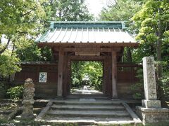 鎌倉　寿福寺の総門

鎌倉五山第三位
総門から続く参道は趣があります。
こちらは、拝観も出来ず、門前で失礼させていただきます。