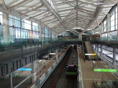 　ここがウワサの、高輪ゲートウェイ駅！ 乗り場とコンコースを抱き込む大きな屋根は、あまり日本国内では見られない意匠です。ヨーロッパや韓国の駅を思い出します。