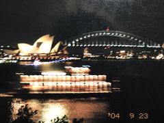 シドニーの夜景も楽しみに ♪
先ずは、オペラハウスと先程乗った
ディナー・クルーズ船