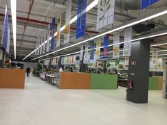 ボリャオン市場。
もともと、地下鉄ボリャオン駅の南西にあったが、訪問した時は改装中で仮店舗がボリャオン駅の東側のビル地階に構えて営業していた。
店舗内はあまり広くないが、綺麗で新鮮な野菜、果物、肉、魚などが売られている。コーヒーやワイン等を飲める小さな店舗もある。
見るだけでも楽しい。
