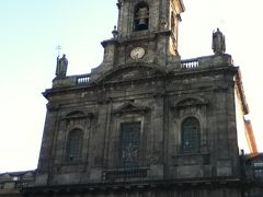 トリンダーデ教会。
地下鉄トリンダーデ駅南側の道路角にある教会。
建物はかなり古そうで外壁がかなり汚れているが、シンプルなデザインながら重厚な雰囲気が漂っている。
正面入口上の時計塔はかなり高くボリャオン駅周辺の賑やかなエリアからも見える。
内部は華やか装飾はなく厳かな雰囲気が漂っていた。
