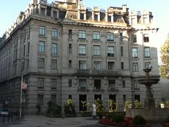 市庁舎。
トリンダーデ教会の南側にある。
建物は石造で重厚な雰囲気で、北側が市庁舎の正面入口のようである。南側に回ると広場がありそこから市庁舎の高さ70mの時計台が聳えていて風格さを感じる。
市庁舎西側の道路沿いにはツーリスト・インフォメーションがあり、周辺には立派な石造の建物が並んでいる。
