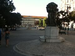 リベルダーデ広場。
庁舎の南側にある。
比較的広く平坦で、周辺にはアール・デコ調のマクドナルド・インペリアルの建物はじめ重厚な石造の建物がずらりと並んでいる。
またカフェや土産物屋等ショップもあり食事や買物も楽しめる。