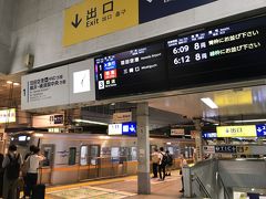 品川駅にやってきました。羽田空港へ行くにははモノレール派でしたが、2019年10月に行われた空港線加算運賃の引き下げにより京急経由の方が安くなったので、最近は京急で向かいます。
前述の事故の影響で京急線内に閉じ込められている京成車のエアポート急行運用に乗り羽田空港へ向かいます。