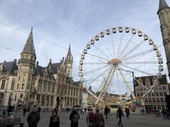 やってきました、ゲント旧市街の中心部。
コーレンマルクト広場です。

観覧車のインパクト、大きいねぇ。
その横にあるのは、Post Plazaというショッピングモールだそうです。