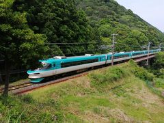 右には線路があって、たまーに電車が通ります。
あれは特急くろしおかな？