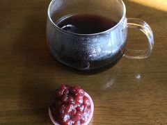 喫茶店でコーヒータイム
砂糖代わりに小豆を入れる変わったものでした。
一階は今風ですが、二階はレトロで居心地よし