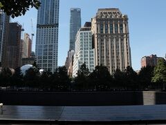 9.11メモリアル。水が流れ落ちるまわりの石板に犠牲者の方々のお名前が刻まれていて、ところどころにお花が挿してあります。
博物館は在住中に訪れたので今回は行きませんでしたが、胸を締め付けられる展示でした。