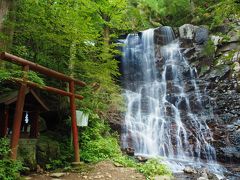 河口浅間神社から車で５分くらい、山をのぼったところにある母の白滝という滝もあわせてみてきました。
