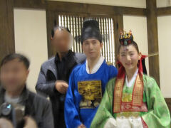 韓国版 ロミオ&ジュリエットとの
歌い文句の『MISO（美笑）』
シェークスピア版の本家と違い
こちらはハッピーエンドなのが幸いです。

終演後はキャスト達と記念撮影も
婚礼衣装に身を包んだ主役のお二人 ♪