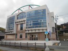 JR鹿児島本線東郷駅より西鉄バス宗像・本社津屋崎ー鐘崎線神湊波止場バス停下車。神湊漁港より宗像市営渡船大島渡船「フェリーおおしま」または「旅客船しおかぜ」乗船、大島港の目の前のバス停大島ターミナルより大島観光バス「グランシマール」(西鉄バス宗像運行)または「みあれ」(みなとタクシー運行)乗車、大島交流館バス停すぐです。入場無料の博物館です。