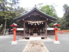 JR鹿児島本線東郷駅より西鉄バス宗像・本社津屋崎ー鐘崎線神湊波止場バス停下車。神湊漁港より宗像市営渡船大島渡船「フェリーおおしま」または「旅客船しおかぜ」乗船、大島港より徒歩約10分のところにある世界遺産の神社です入場無料なのがうれしいです。