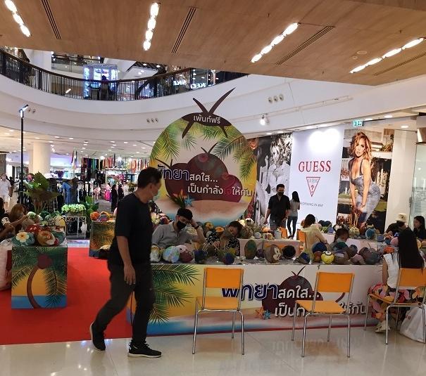 センタンデパートでは親と子のお絵かき会が行われていた。