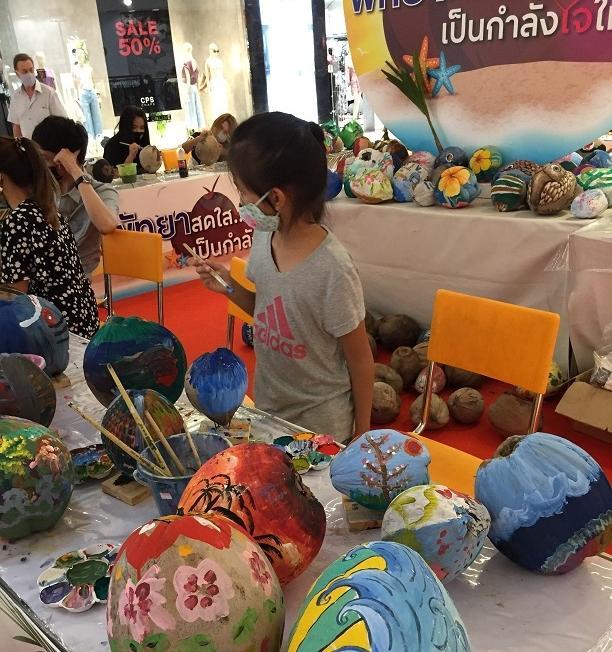 枯れた椰子の実を使ってのお絵かき会。