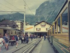 【その２】からのつづき

成田を出発して４日目、今日はモントルーを出発し、ほぼ１日列車で移動。
スイス中央部、グリンデルワルドという町にやってきた。
スイスアルプスのトレッキングなどで世界的に有名な町で、世界各国からの観光客で賑わっていた。