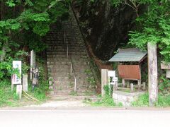 役場まで今度は農道の坂を下っていき、役場前から千早ロープウェイ行きのバスに乗って、金剛登山口へ。バスを下車すると千早城に続く石段が。