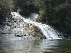 着きました、粟又の滝です。
岩肌を流れるように水が流れています。千葉県自体に滝が少ないので、僕自身も県内で滝を見るのはこれが初めてかもしれません。
滝行には不向きなタイプです。

わりと滝の近くまで河原をつたって行けるようになっています。