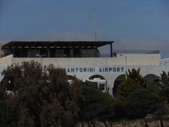 空港到着。アテネに向かいます。サントリーニ島ばいばい。