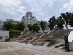 　つくば駅まで完歩！ 昨年１１月に同じコースを歩いた時ははるか長い道のりだった気がするけど、今回はずいぶん短く感じられました。
　４月から通い始めた保育園の、毎日の登園で鍛えられたのかも。僕が。