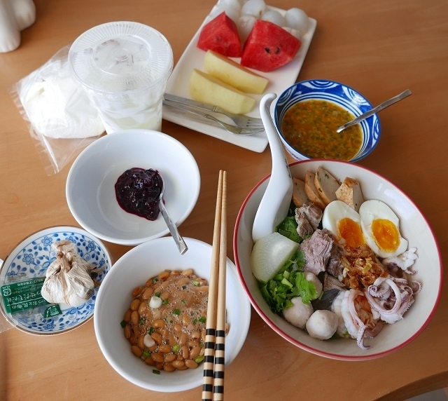 13日　朝食　兼　昼食<br />特製ラーメン　麺はウンセン<br />自作納豆　ヨーグルト　黒ニンニク3欠片<br />果物（リンゴ　スイカ　レイチ　パッションフルーツ）<br />