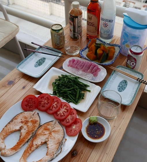 13日　　夕食<br />サーモン焼き　野菜炒め　マグロ刺身　カボチャ煮