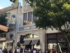 レロイ イ書店。
ポルトのグレリゴス教会の北側にある書店。
多くの人が並んでいた。
有料のチケットを近くで買って並んだが、３０分程度で入れた。
店内ではほとんどの客は写真撮影しているだけで歩きにくい。日本語の本もいくつかあったが、値段は高い。
天井の装飾は大変綺麗で階段や書棚も趣があり、これだけでも訪問する価値がある。
