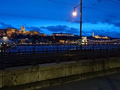 夕暮れ迫るドナウ川の畔。王宮と鎖橋が見えるこの場所はブダペストで一番の眺望です。