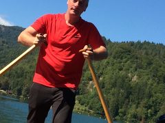 往復のゴンドラでは優雅でゆったりとした時間が流れます。
手漕ぎですが、船頭さんは器用にオールを操り、ちょうど良い速さです。

