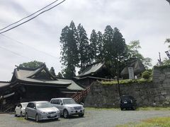 神社で参拝