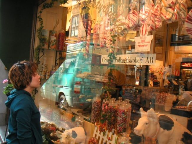 街のお菓子屋さん。かわいいしお菓子も巨大！！<br />物語の世界みたい。<br /><br />日本にはないなー。