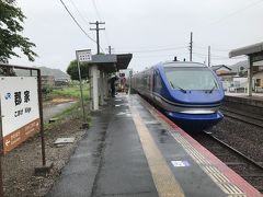 大粒の雨が降る郡家駅に到着しました。