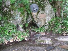 歩いていると途中にレリーフがありました。
ウェストン碑、上高地を世界的に有名に紹介した方です。