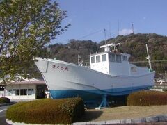 新蒲原駅のモニュメント
駿河湾はサクラ海老の産地
引退した専用船
　 海に向かっていかにも船出しそう