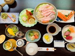 伊豆高原での宿泊は「日の出屋」さん。２食付きプランにしました。カニやお刺身、フライ等盛り盛りの内容で大満足。絶対食事付きにすべきお宿です。美味しかった！大広間で食事します。食事開始時間は１８時でしたがリクエストすれば変更してくれます。