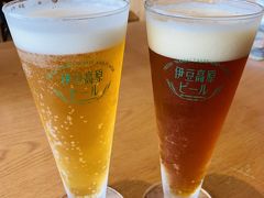 「伊豆高原ビールうまいもん処」さんで伊豆高原ビール２種飲み比べ。５・６種の飲み比べメニューがあるとHPで見たのですが今はやっていないとの事TT
グラスビール２種を注文しました。スッキリした味で美味しかった～
１グラス380円