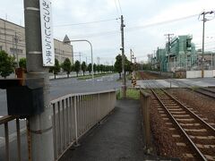 ちなみに、駅前（と表現して良いのかわかりませんが）は大きな工場がどーんとそびえ立っており、基本、周囲は工場です。
広い割に道路の車通りは少なく、やはり三菱車が多かったのですが、一部、どう見ても他社の車も走っておりました（笑）