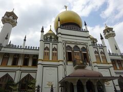 『サルタンモスク』はシンガポール最大のイスラム教寺院。
金色のドームが輝いています。