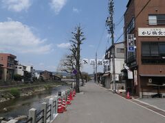 高山の朝市会場付近です。