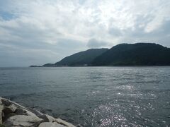 光照寺から南へ約8km，海よりに出てきて，磐台寺(阿伏兎観音)へ．
992年花山法皇による創建，山号海潮山の臨済宗寺院．
本尊は十一面観音で，阿伏兎岬に位置することから阿伏兎観音と呼ばれる．
拝観時間8時～17時．拝観料\100．駐車場あり．
所在地福山市沼隈町能登原．
写真は門前より目の前の瀬戸内海と奥に田島．