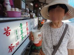 自転車で『迪化街』も廻ってみた。
お茶屋さんで「苦茶」にチャレンジ。
おばさんが「苦いよ～」と言っていたけど、
普段、家でも「苦丁茶(くうていちゃ)」を飲んでいるので、「苦茶」も大丈夫だった。