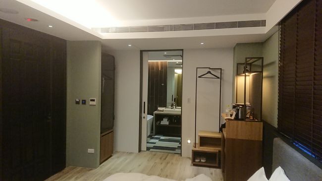 振り返るとクローゼットやバスルームです。