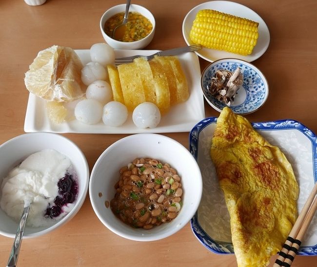 14日　　昼食<br />ヨーグルト　納豆　卵焼き　トウモロコシ<br />果物（ソムオウ　レイチ　パイナップル　パッションフルーツ）