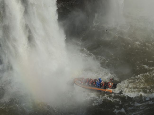 6月12日（水）【イグアスの滝】（ブラジル側）<br />滝をめがけてボートが突っ込んで行ってます。