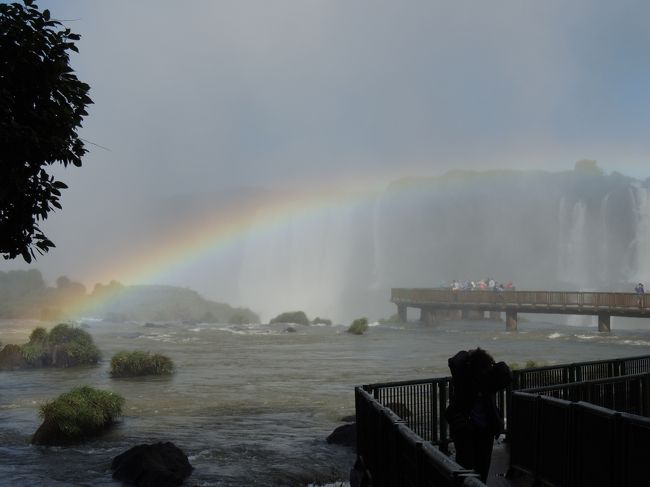 6月12日（水）【イグアスの滝】（ブラジル側）<br />水しぶきで虹が出ています。