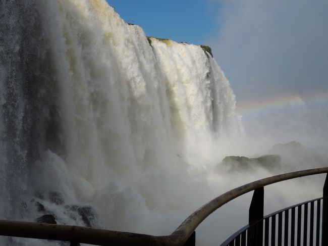 6月12日（水）【イグアスの滝】（ブラジル側）<br />水量が半端じゃない。日本の滝のような上品さより、迫力に感動。