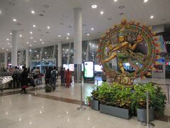 23：35　3時間弱のフライトでチェンナイ空港着。
飾り物が凄くインドっぽい。

