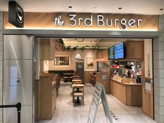 東京・港区『虎ノ門ヒルズ ビジネスタワー』B1F

【the 3rd Burger】虎ノ門ヒルズビジネスタワー店

【ザ サード バーガー】は青山や六本木一丁目の『アークヒルズサウス
タワー』などにもあります。

“Real Fresh,Real Burger”がコンセプトのハンバーガーカフェ。
バンズは毎日店内で発酵から焼き上げまでを行い、
パティは一切冷凍していないブロック肉を店舗に仕入れて
一つ一つ作り上げています。
ドリンクも、野菜や果実をふんだんに使ったスムージーを
ご用意しています。