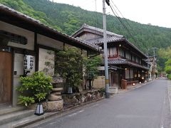 夕食前に、旅館の周辺を散策。

日高川に沿って温泉旅館が並んでいて、こじんまりとして静かな龍神温泉。
小さなお土産の店は休業中で、歩いている人はゼロ。