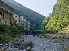 旅館裏の日高川に下りて、マイナスイオンを浴びてから・・